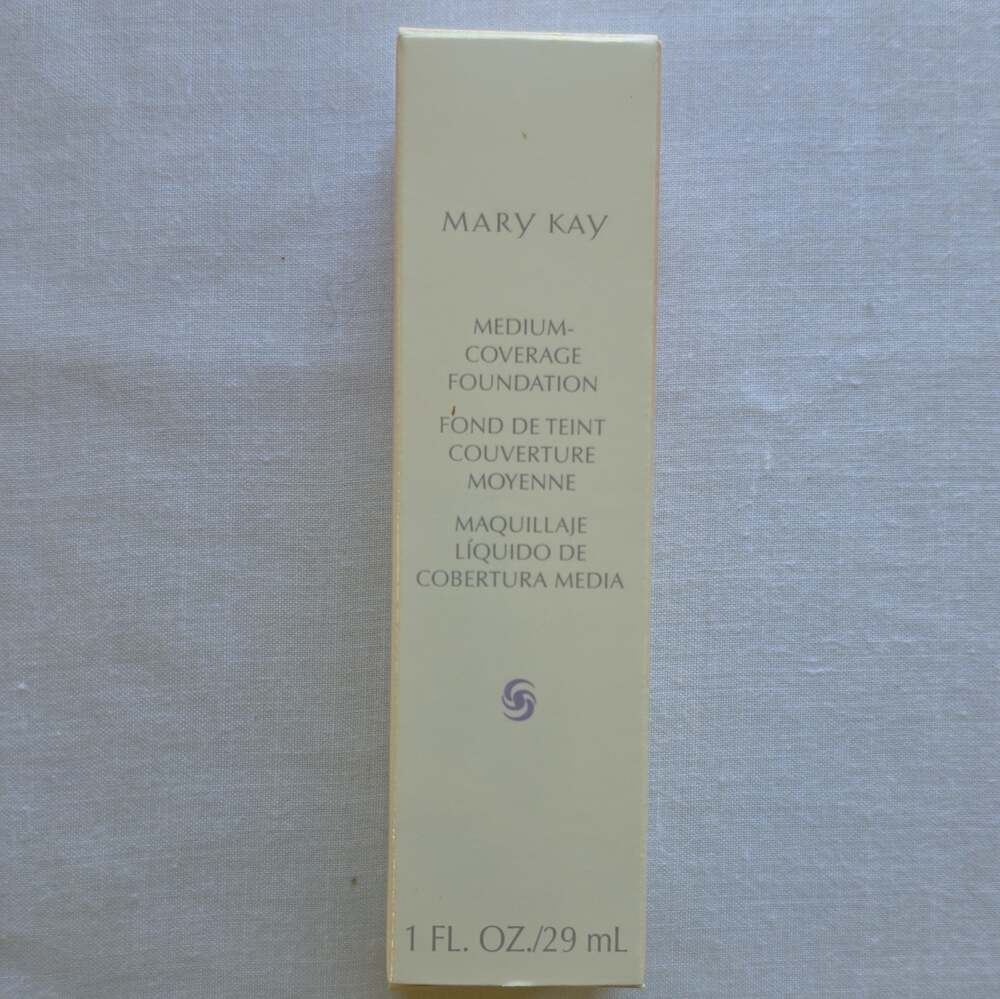 Mary Kay Medium-Coverage Foundation Ivory 105 1 oz - EXPIRED / PROP ONLY